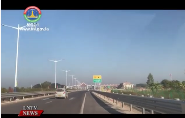Traffic police warns motorists not to stop when driving on the Vientiane-Vangvieng expressway