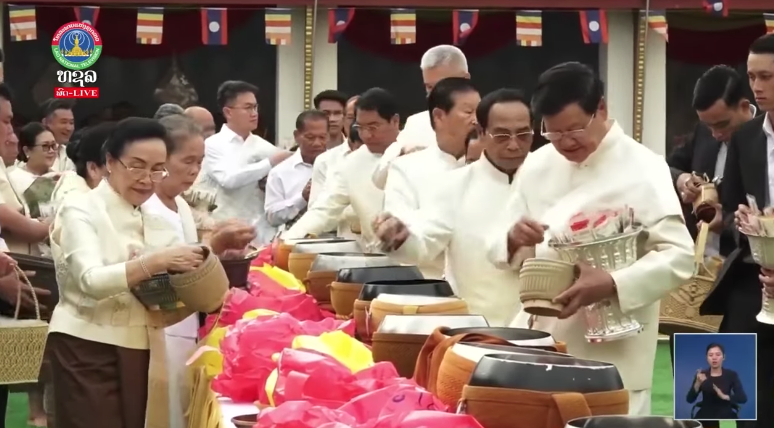 ການນຳພັກ-ລັດ ຮ່ວມໃສ່ບາດໃນງານບຸນນະມັດສະການພະທາດຫລວງວຽງຈັນ. [5-11-25]