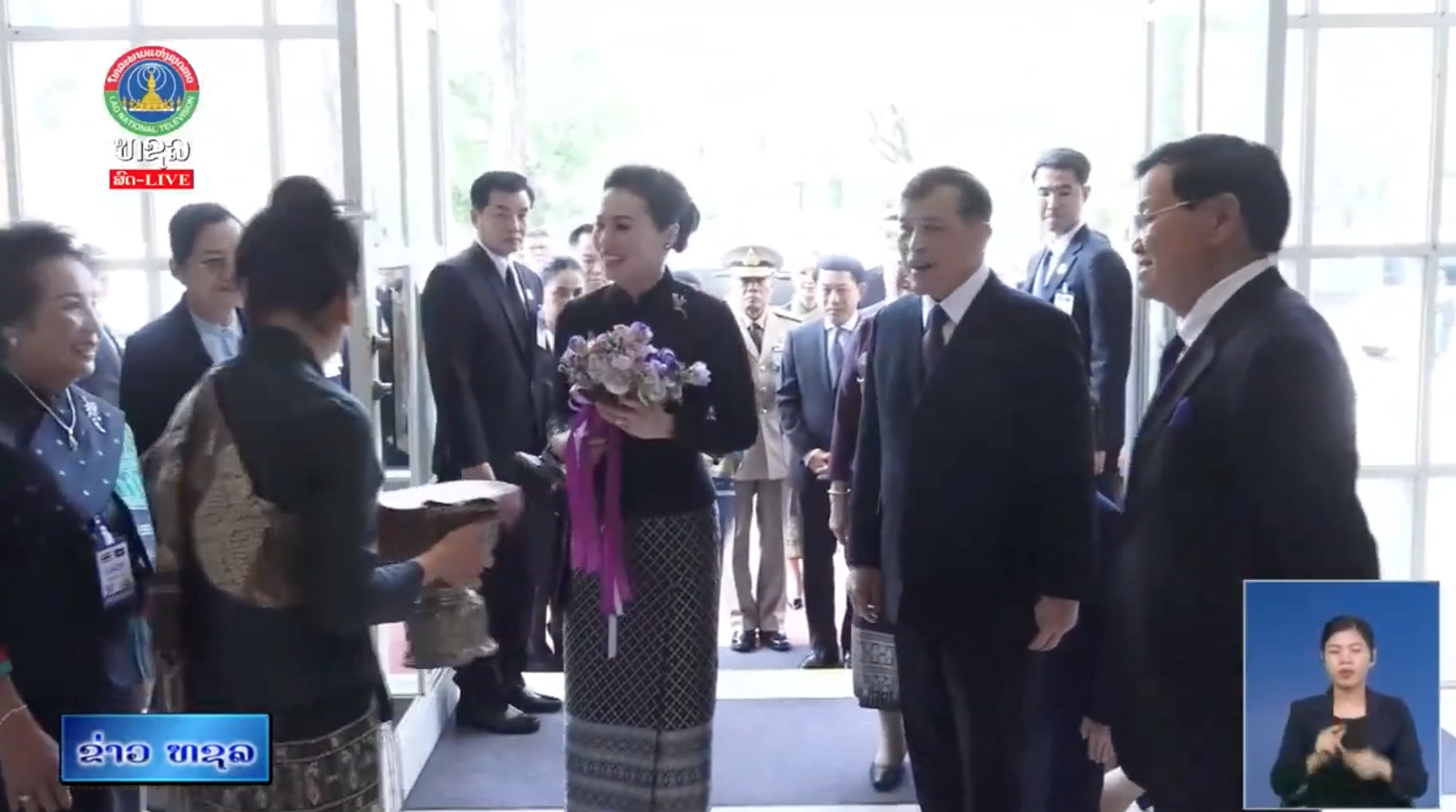 ພະບາດ ສົມເດັດ ພຣະວະຊິຣະເກົ້າ ເຈົ້າຢູ່ຫົວ ແລະ ສົມເດັດ ພະນາງເຈົ້າພຣະບໍຣົມລາຊິນີ ຢ້ຽມຢາມຜ້າໄໝລາວບູຮານ