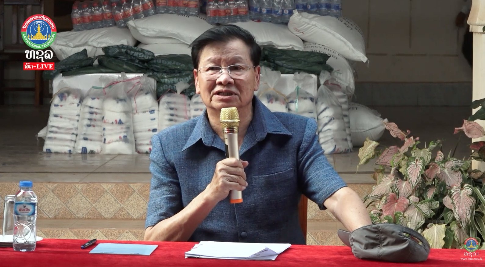 ປະທານປະເທດ ລົງຕິດຕາມສະພາບ ການເສຍຫາຍ ແລະ ມອບເຄື່ອງຊ່ວຍເຫລືອ ໃຫ້ແກ່ຜູ້ຖືກຜົນກະທົບຈາກພະຍຸໝາກເຫັບ