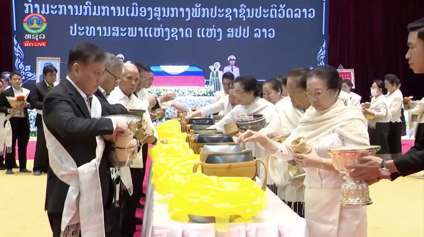 ການນຳພັກ-ລັດ ແລະ ຄອບຄົວພົມວິຫານ ໃສ່ບາດ ຕໍ່ໜ້າສົບສະຫາຍ ໄຊສົມພອນ ພົມວິຫານ. [10-08-2026]